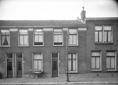 43366 Gezicht op de voorgevels van de huizen Leidschedwarsstraat 14 (links) -18 te Utrecht.N.B. De straatnaam ...